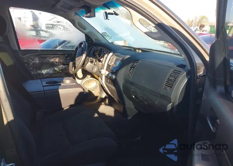 2011 Toyota Tundra Grade 5.7L V8 z USA, uszkodzony, nr VIN 5TFRY5F10BX111705